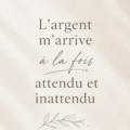 Femme méditant avec des affirmations financières à voix haute.