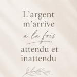 Femme méditant avec des affirmations financières à voix haute.