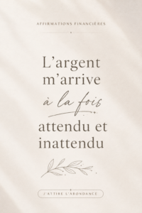 Femme méditant avec des affirmations financières à voix haute.