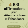 Femme souriante regardant un panneau avec des affirmations pour attirer la richesse.