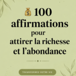 Femme souriante regardant un panneau avec des affirmations pour attirer la richesse.