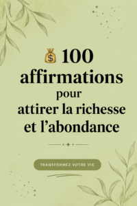 Femme souriante regardant un panneau avec des affirmations pour attirer la richesse.