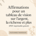 Une femme souriante devant son panneau de vision rempli d'affirmations pour attirer la richesse.