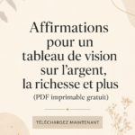 Une femme souriante devant son panneau de vision rempli d'affirmations pour attirer la richesse.