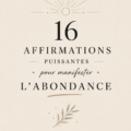 Femme souriante pratiquant des affirmations devant un miroir pour attirer l'abondance.