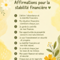 Femme souriante avec un carnet d'affirmations financières