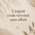 Une femme souriante devant une maison avec des symboles d'argent autour d'elle.