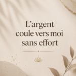 Une femme souriante devant une maison avec des symboles d'argent autour d'elle.