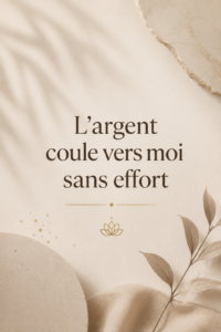 Une femme souriante devant une maison avec des symboles d'argent autour d'elle.