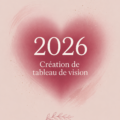 Femme créant un vision board pour l'année 2026, entourée de fournitures créatives.