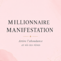 Femme souriante réfléchissant à ses aspirations financières avec un carnet et un stylo, évoquant l'état d'esprit millionnaire.