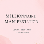 Femme souriante réfléchissant à ses aspirations financières avec un carnet et un stylo, évoquant l'état d'esprit millionnaire.