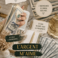Femme souriante en train de gérer ses finances avec des outils
