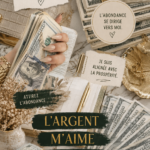 Femme souriante en train de gérer ses finances avec des outils