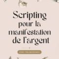 Une femme écrit dans un journal pour manifester sa prospérité financière.