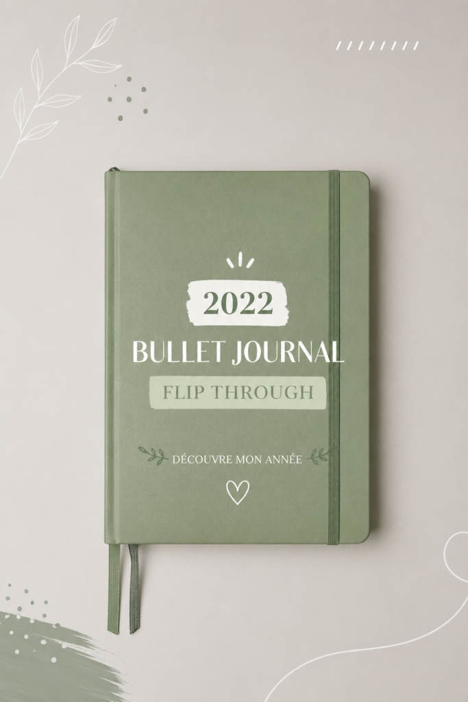 Bullet journal ouvert montrant différentes pages créatives de 2022