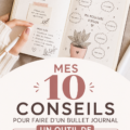Une main feuilletant un bullet journal avec des notes et dessins colorés