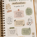 Bullet journal ouvert avec des pages colorées et des notes inspirantes