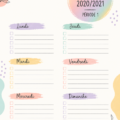 Cahier journal ouvert avec des notes et un stylo sur un bureau