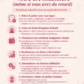 Femme souriante analysant ses finances avec un ordinateur