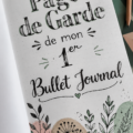 Une page de garde colorée et personnalisée de Bullet Journal avec des dessins et des éléments décoratifs.