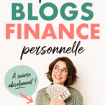 Femme lisant un blog sur les finances personnelles sur son ordinateur