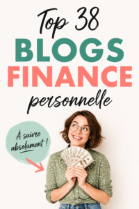Femme lisant un blog sur les finances personnelles sur son ordinateur