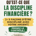 Femme consultant un budget personnel avec un ordinateur et un carnet