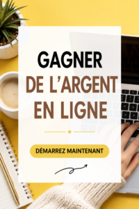 Femme souriante travaillant devant son ordinateur, découvrant des méthodes pour gagner de l'argent en ligne.