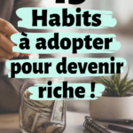 Femme souriante près d'un bureau avec des documents financiers, illustrant la richesse et la gestion de l'argent.