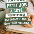 Femme souriante travaillant sur un ordinateur portable pour un projet de rédaction freelance.