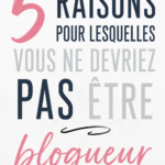Une femme pensive devant son ordinateur, réfléchissant au blogging