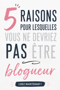 Une femme pensive devant son ordinateur, réfléchissant au blogging
