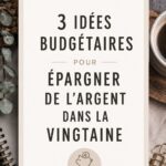 Femme souriante en train de faire un budget avec une calculatrice et un carnet.