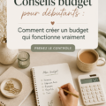 Image d'une femme souriante utilisant un agenda pour planifier son budget