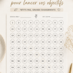 Une femme souriante tenant un graphique illustrant la croissance de ses économies dans un défi financier.