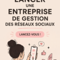 Femme souriante travaillant sur son ordinateur, représentant une gestion des réseaux sociaux.