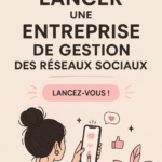 Femme souriante travaillant sur son ordinateur, représentant une gestion des réseaux sociaux.