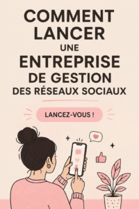 Femme souriante travaillant sur son ordinateur, représentant une gestion des réseaux sociaux.