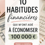Femme souriante consultant son budget avec des post-it et un ordinateur à la maison.