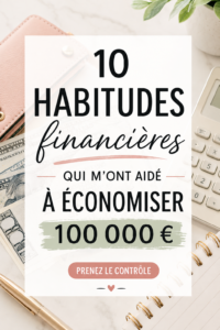 Femme souriante consultant son budget avec des post-it et un ordinateur à la maison.