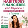Femme souriante tenant un carnet avec des notes financières pour un avenir serein.