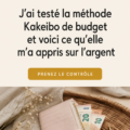Une femme souriante tenant un carnet pour noter ses dépenses avec la méthode Kakeibo.