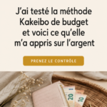 Une femme souriante tenant un carnet pour noter ses dépenses avec la méthode Kakeibo.