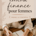 Une femme lisant un livre de finances sur un canapé, représentant des lectures inspirantes pour les femmes.