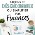 Femme souriante examinant ses finances avec un ordinateur et un carnet.