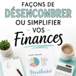Femme souriante examinant ses finances avec un ordinateur et un carnet.