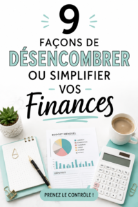 Femme souriante examinant ses finances avec un ordinateur et un carnet.