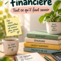 Femme lisant un livre sur la finance personnelle avec un carnet et un stylo.