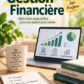 Femme utilisant un carnet pour gérer son budget mensuel et prendre des notes.